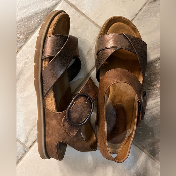 Gorgeous bronze sandals by Sofft - Picture 1 of 3